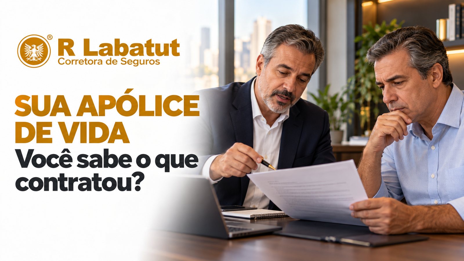 Consultor de seguros e empresário analisando juntos uma apólice de seguro de vida
