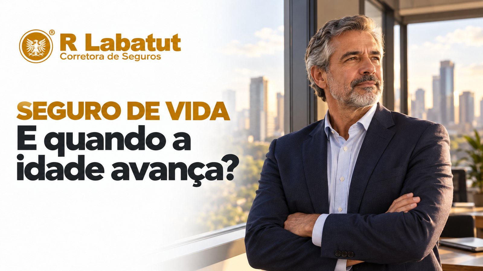 Empresário de meia-idade olhando pela janela do escritório, pensando na proteção do seguro de vida com o avanço da idade