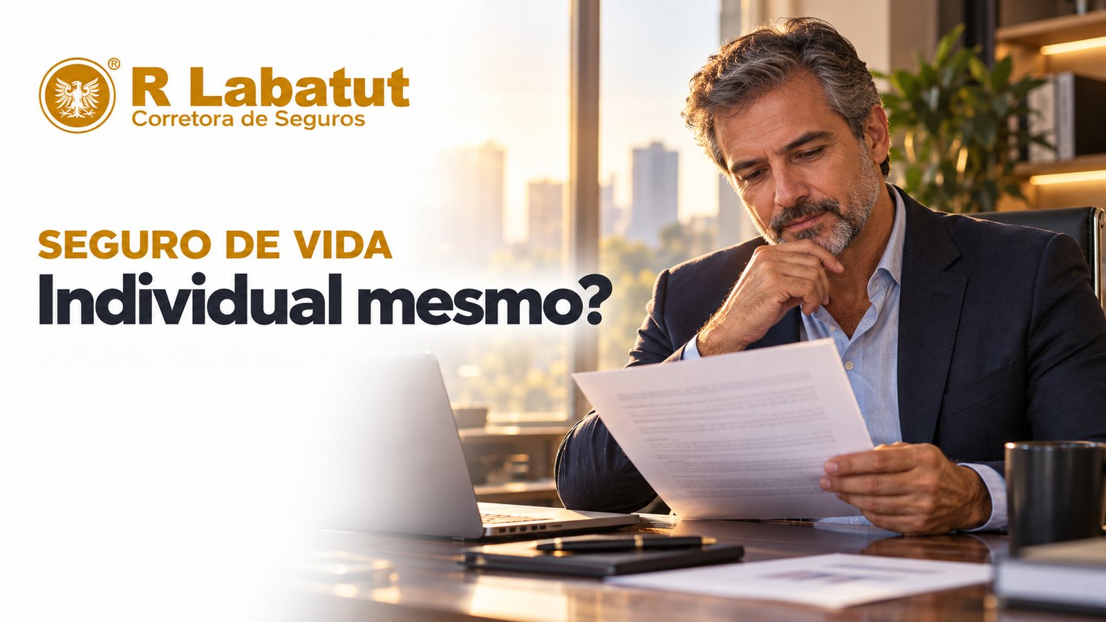 Empresário de meia-idade analisando documentos de seguro de vida em seu escritório