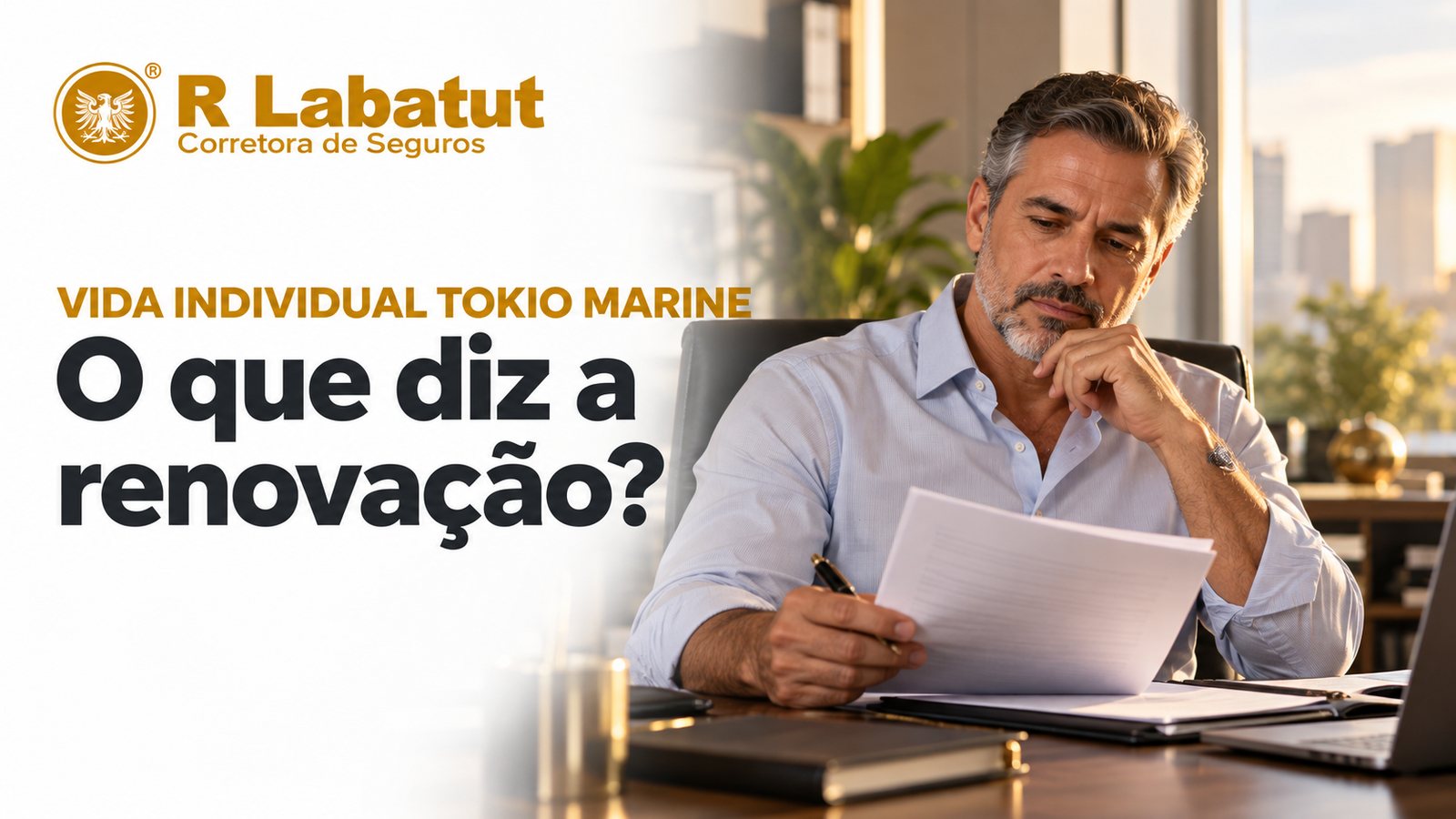 Empresário em seu escritório, com pasta e caneta, lendo as condições de renovação do seguro de vida